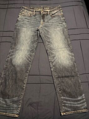 American Eagle Outfitters Men's Faded Blue Straight Jeans